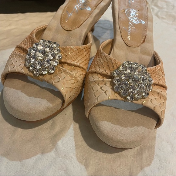 Joan Boyce Bejeweled Heels Women’s 7.5 168885 Tan/ Cream Silver Classic - Picture 3 of 10